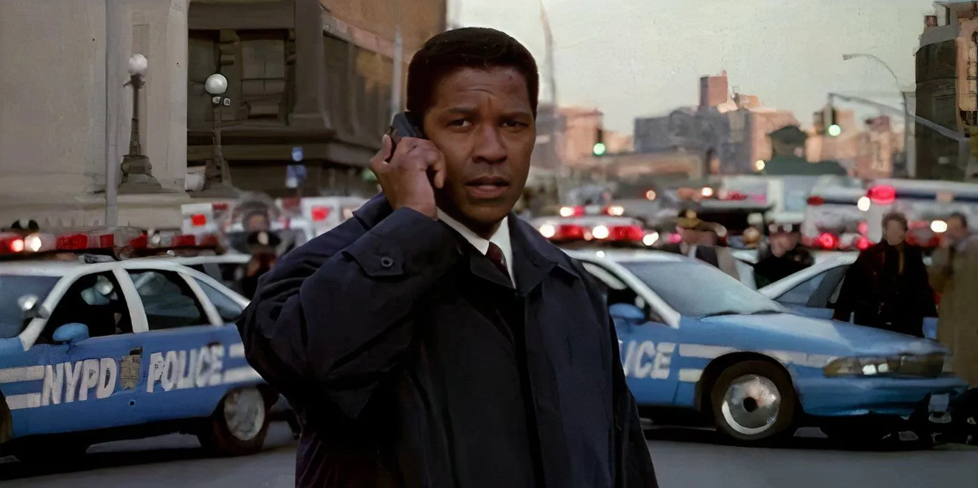 Denzel Washington rozmawia przez telefon w The Siege