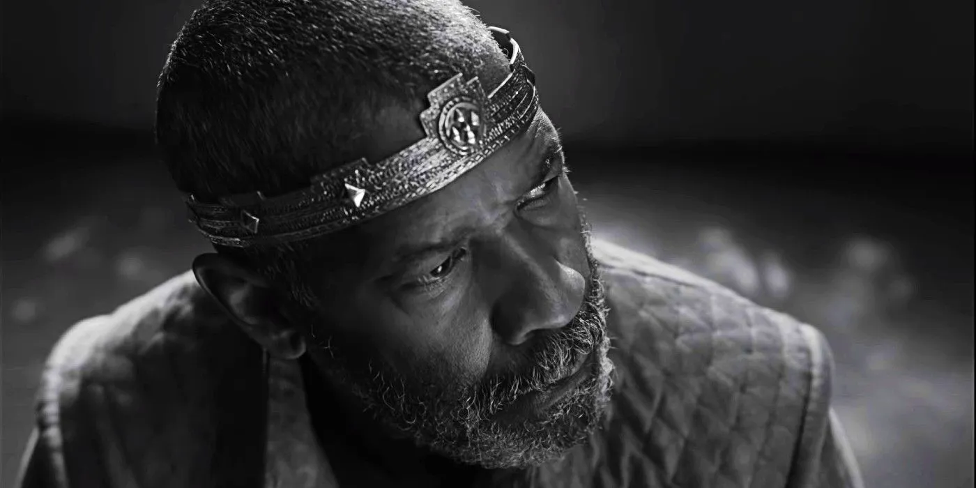 Macbeth (Denzel Washington) regarde sur le côté d'un air interrogateur dans La Tragédie de Macbeth