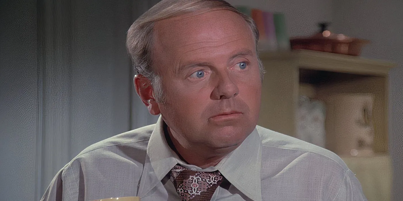 Dick Van Patten tenant une tasse dans Huit, c'est assez