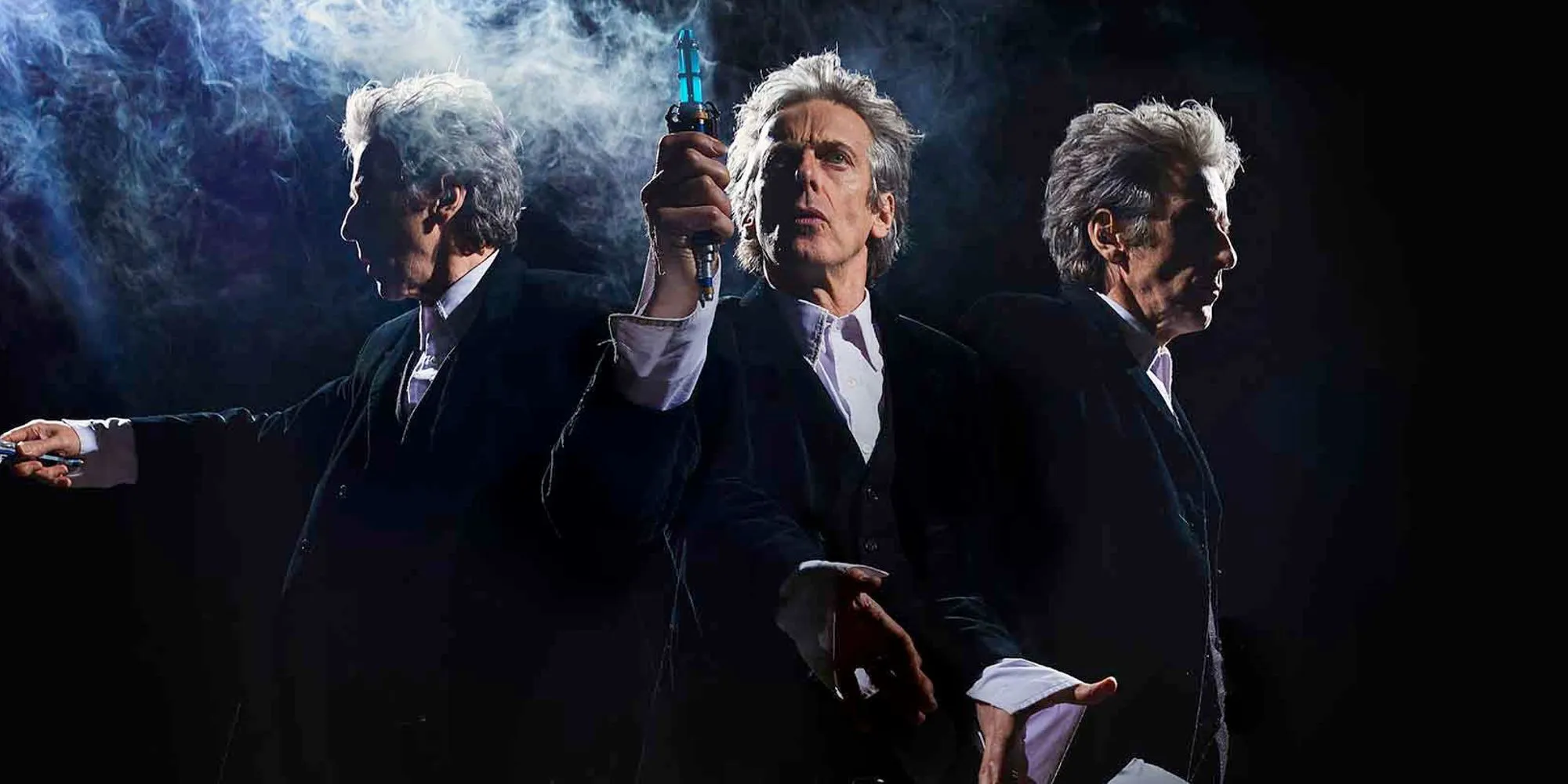 Peter Capaldi dans le rôle du Douzième Docteur tenant un objet en l'air