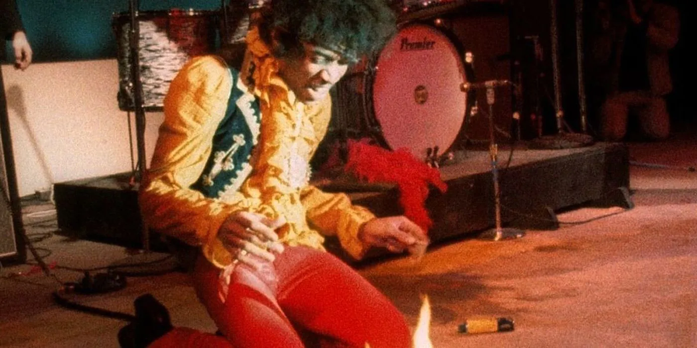 Jimi Hendrix si inginocchia sulla sua chitarra in fiamme della Monterey Pop.