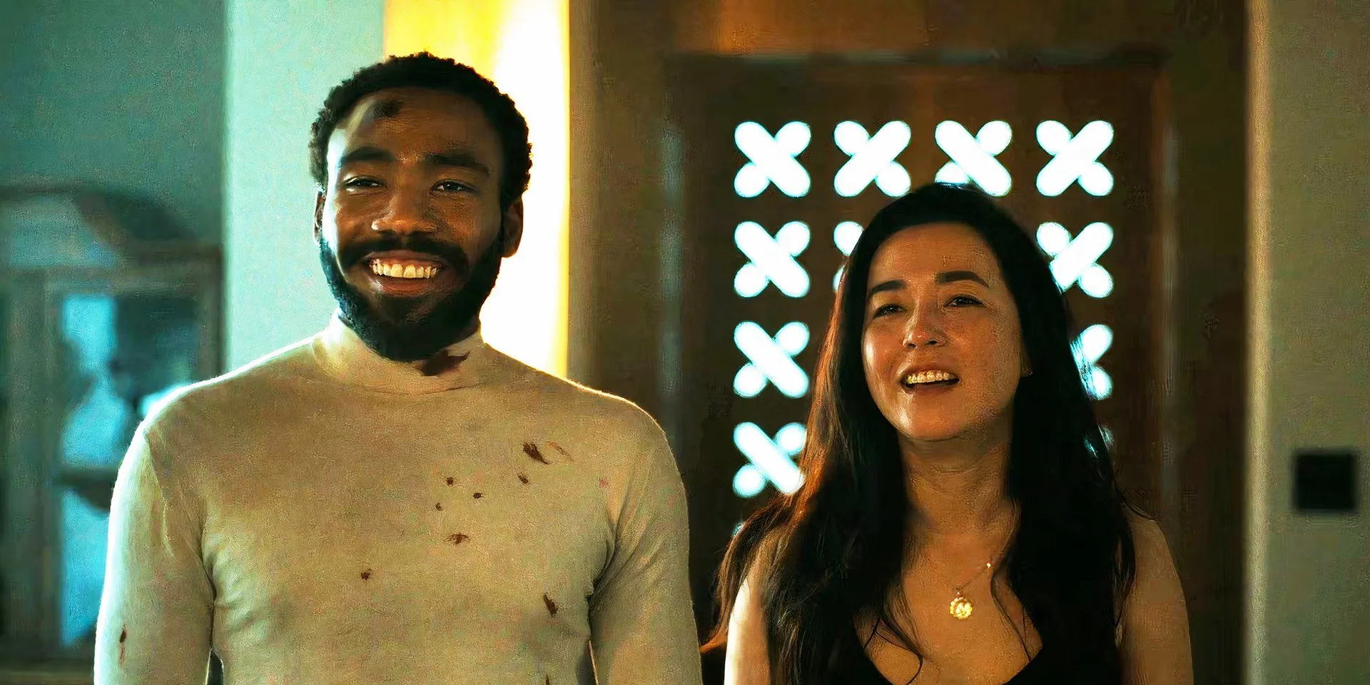 Donald Glover i Maya Erskine w filmie Pan i Pani Smith