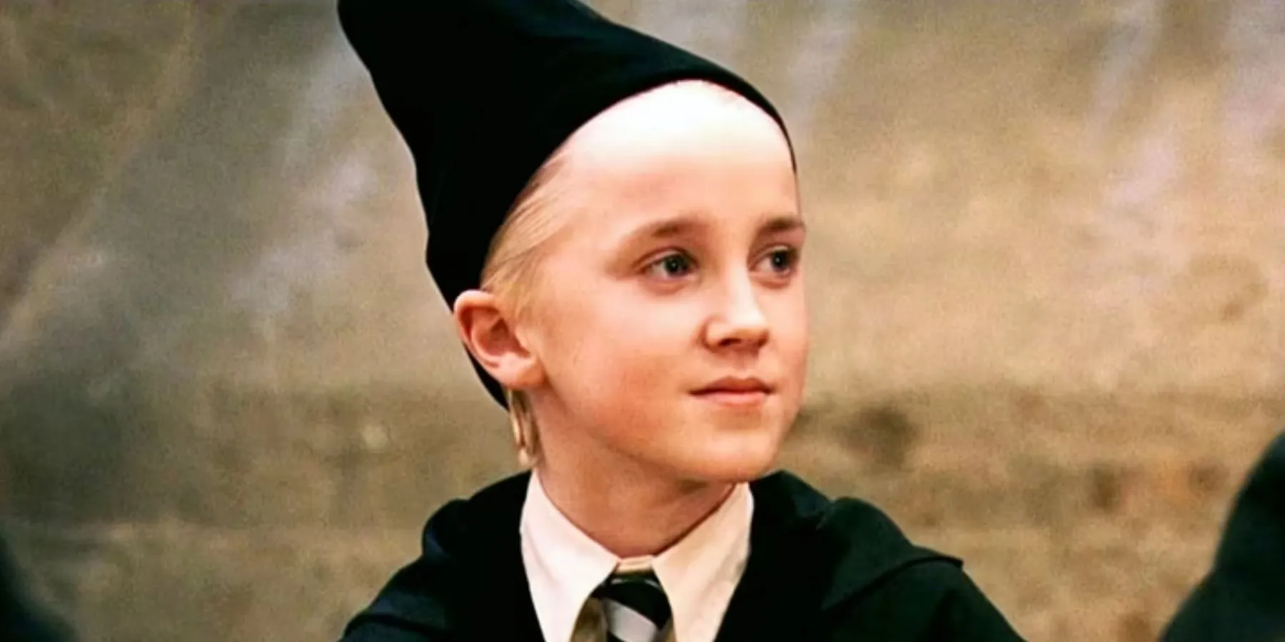 Draco Malfoy mit einem spitzen Zaubererhut in „Harry Potter und der Stein der Weisen“.