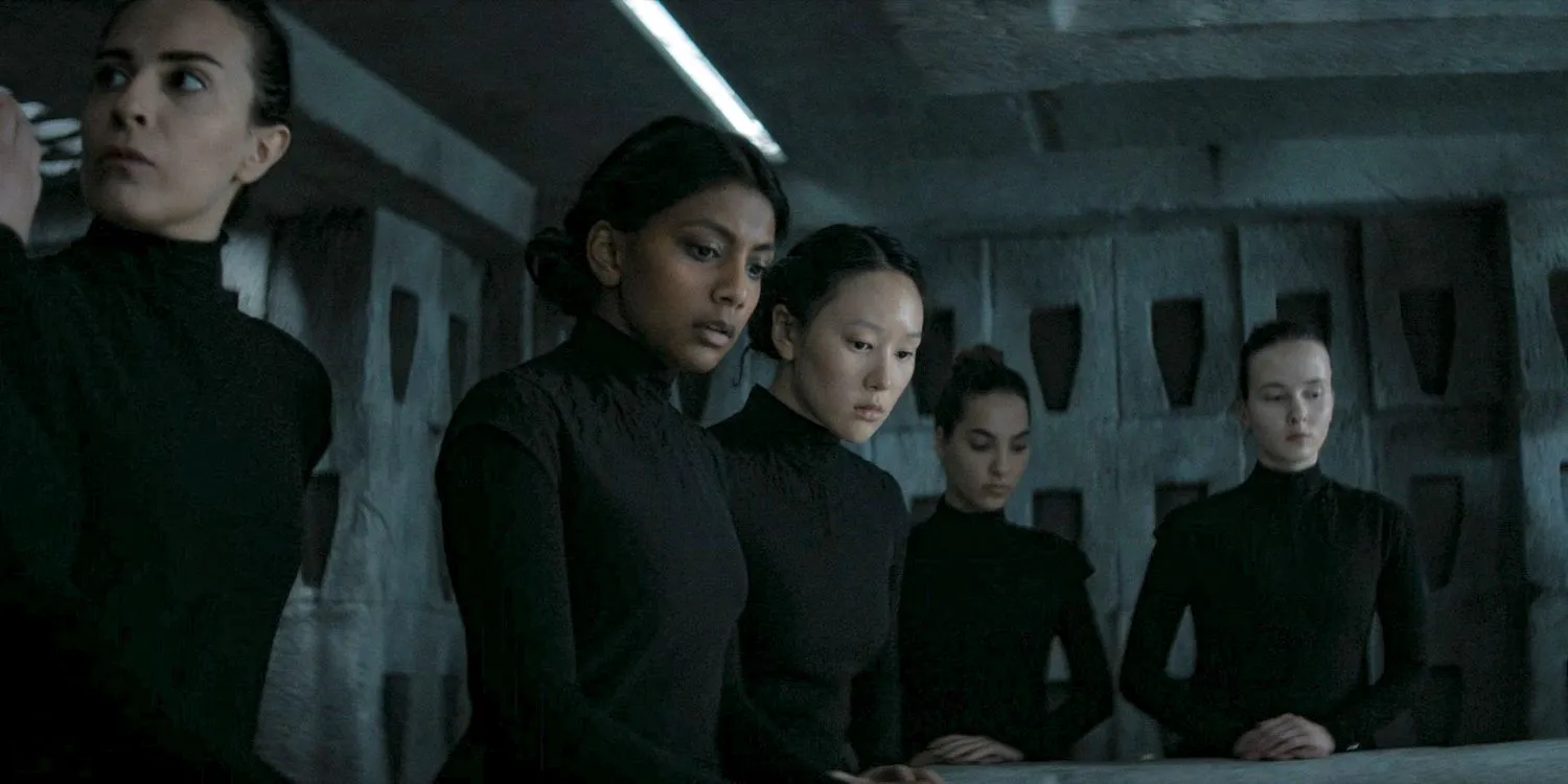 La jeune Francesca (Charithra Chandran) et la jeune Kasha Jinjo (Yerin Ha) ont l'air choquées dans Dune : Prophecy Saison 1 Ep 3