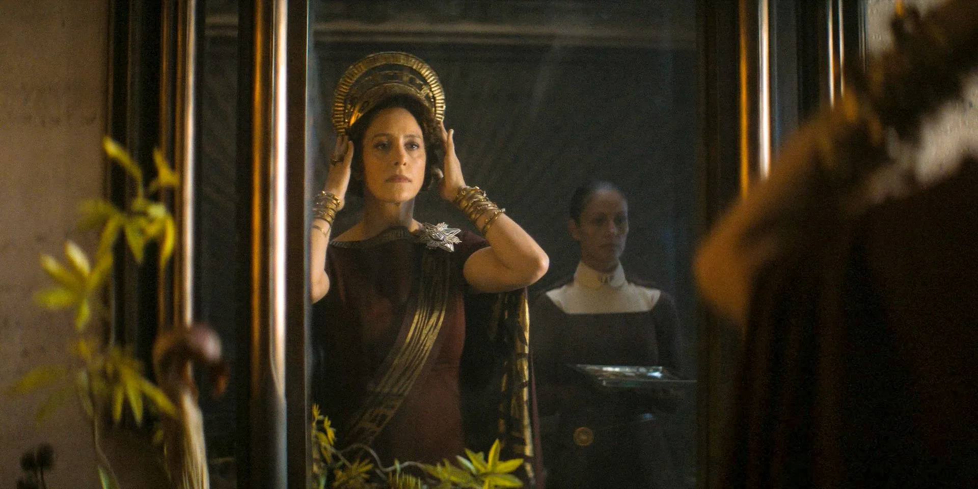 Imperatriz Natalya (Jodhi May) se preparando para a reunião no Alto Conselho em Dune: Prophecy Temporada 1 Ep 4