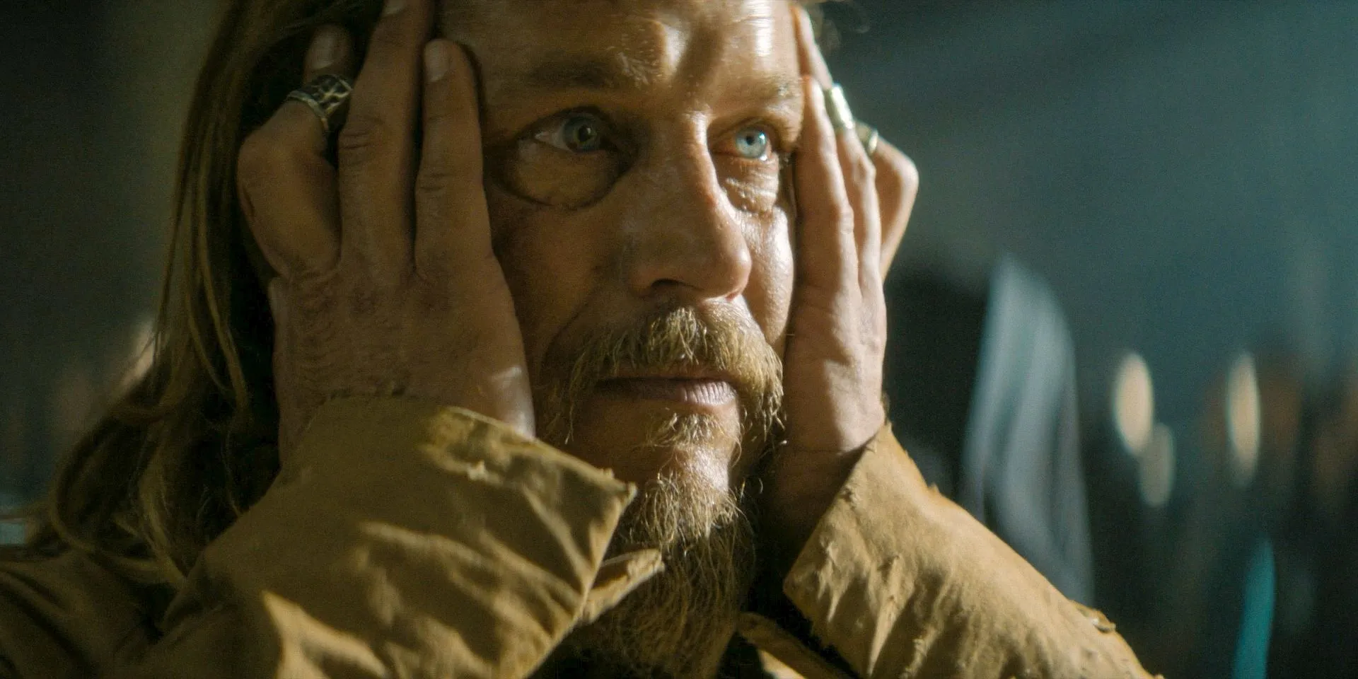 Desmond Hart (Travis Fimmel) sufre dolor al usar sus poderes en Dune: Prophecy Temporada 1 Ep 4