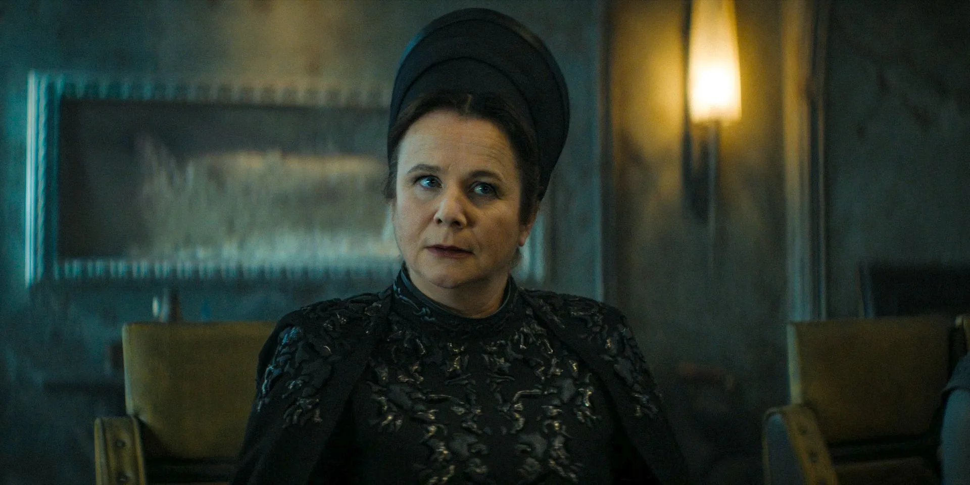 Dune: Prophecy 시즌 1 에피소드 4에서 생각에 잠긴 듯한 Valya(Emily Watson)