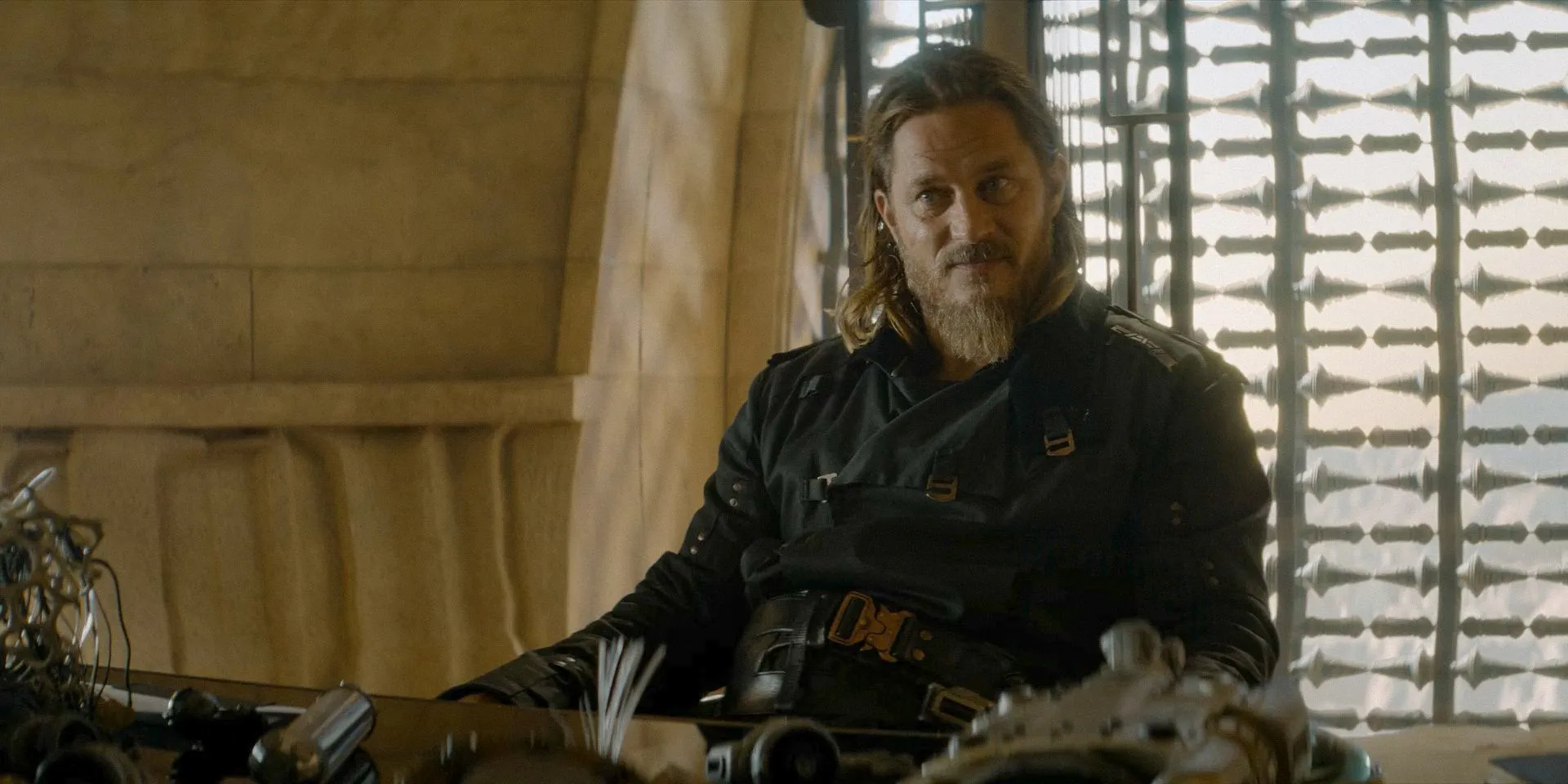 Desmond Hart (Travis Fimmel) in Dune: Prophecy Stagione 1 Ep 5