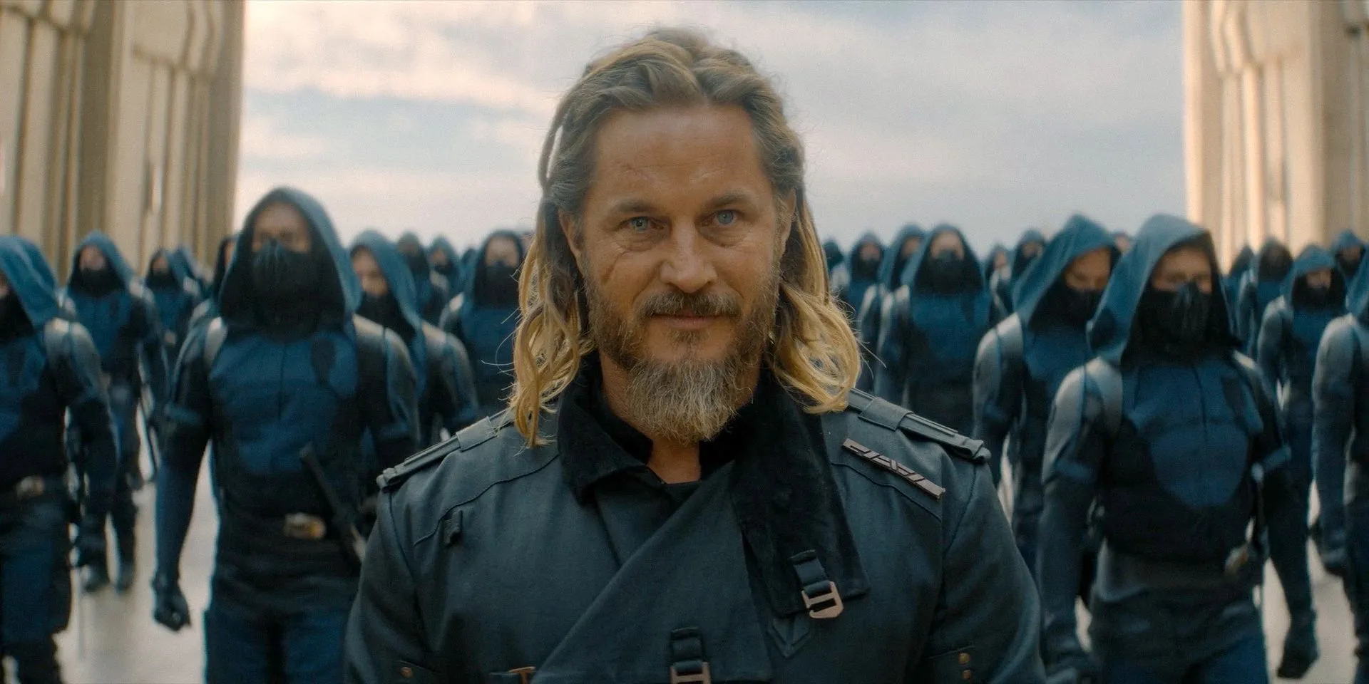 Desmond Hart (Travis Fimmel) riceve la nomina di Bashar per guidare i soldati dell'Impero in Dune: Prophecy Stagione 1 Ep 5