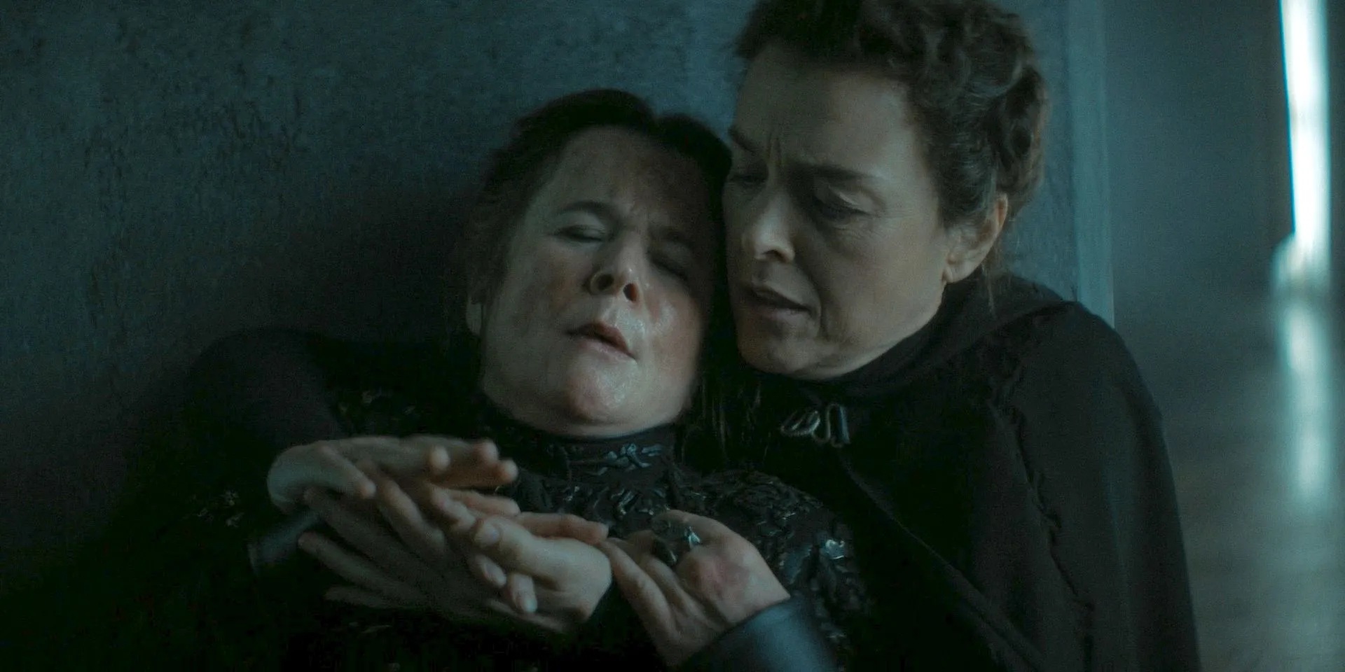 Tula (Olivia Williams) ajuda Valya (Emily Watson) a enfrentar seus medos em Dune: Prophecy Temporada 1 Episódio 6.