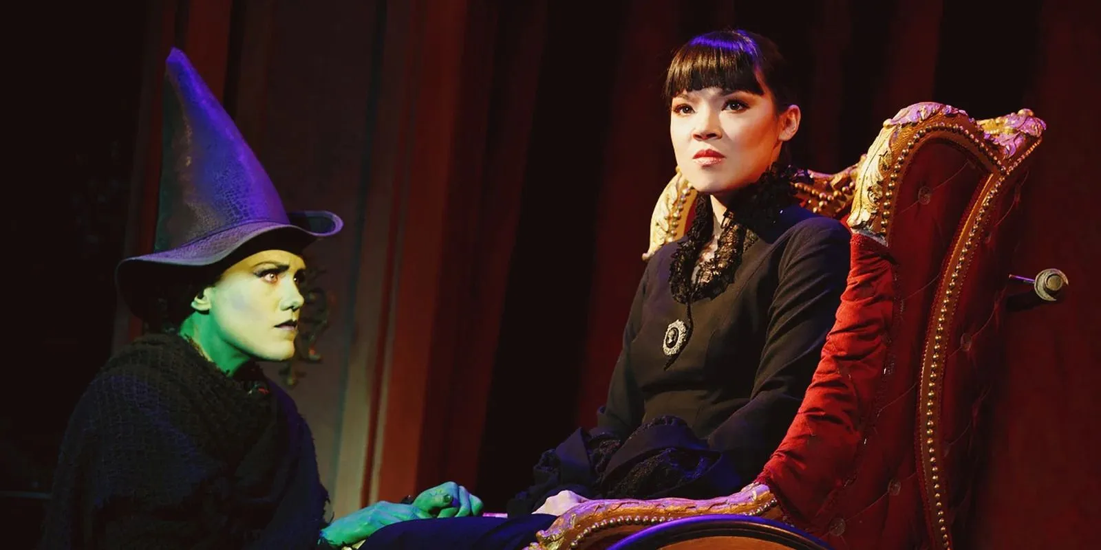 Emily Koch als Elphaba und Megan Masako Haley als Nessarose in Wicked National Tour