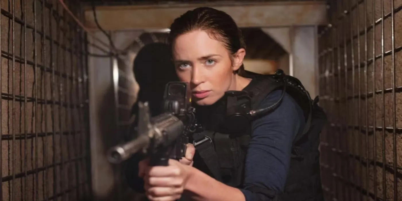 Emily Blunt como Kate Mercer con un arma levantada en Sicario