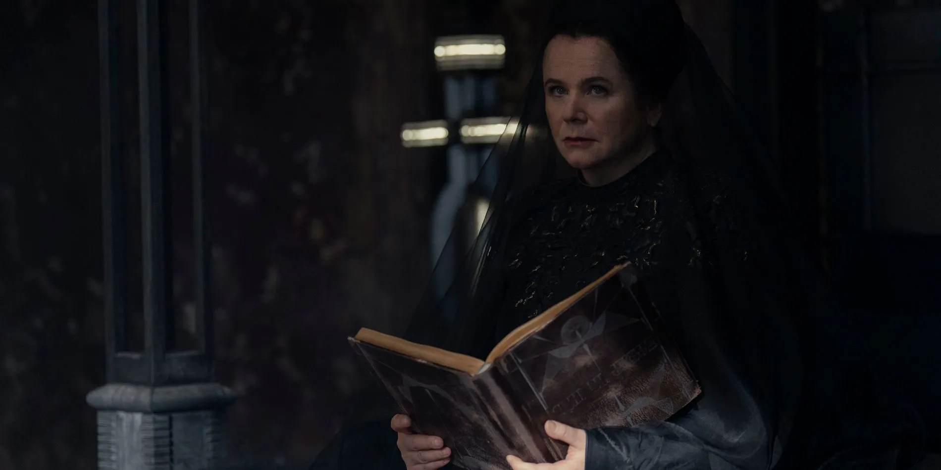 Emily Watson dans le rôle de Valya Harkonnen dans Dune Prophecy 104