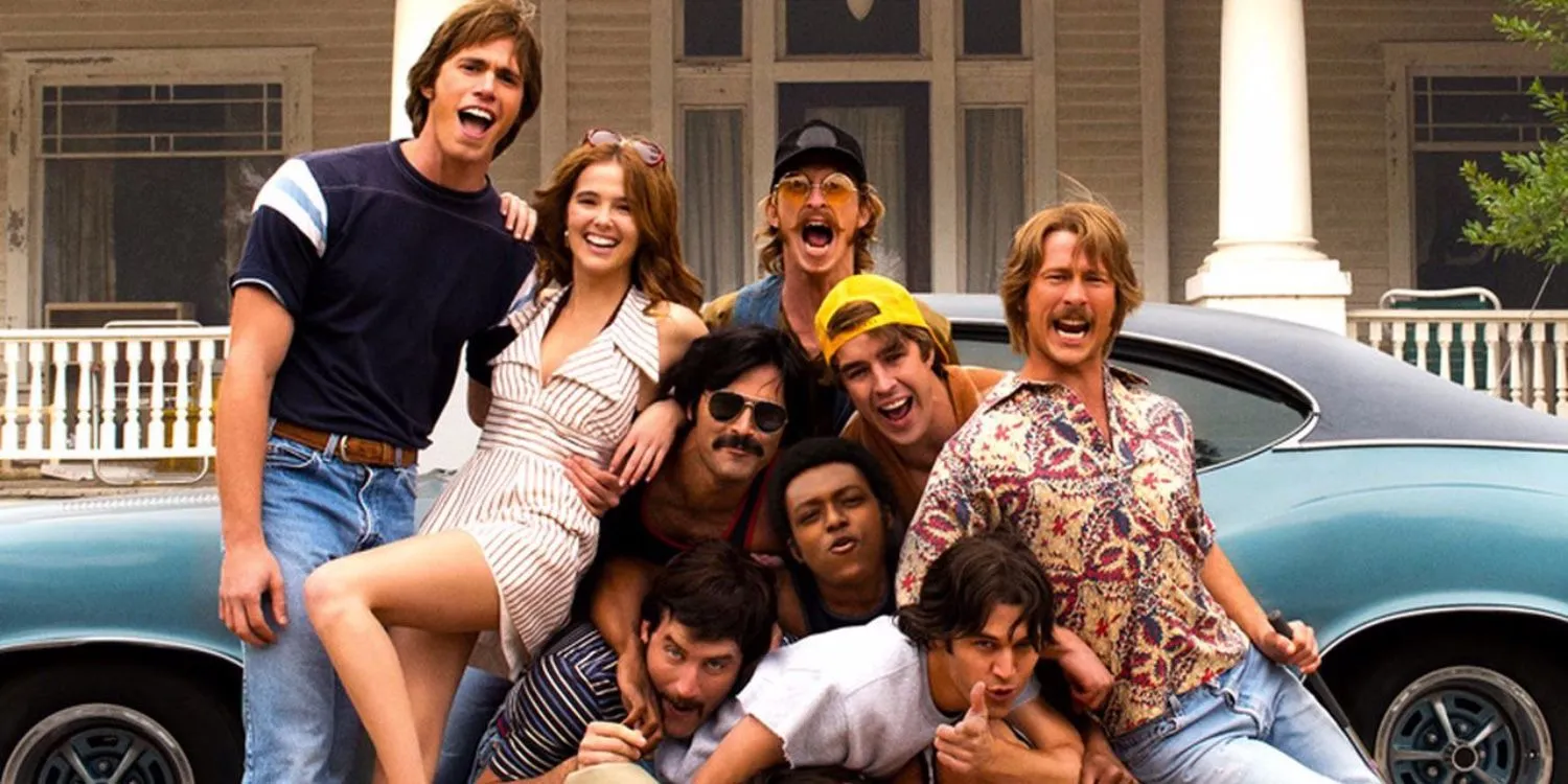 O elenco de Everybody Wants Some!! posando ao lado de um carro