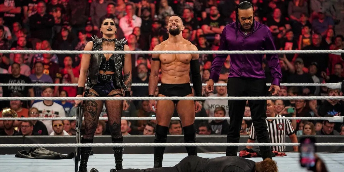 Finn Balor Rhea Ripley e Damian Priest estão sobre o corpo de Edge como o novo Judgment Day no WWE Monday Night Raw