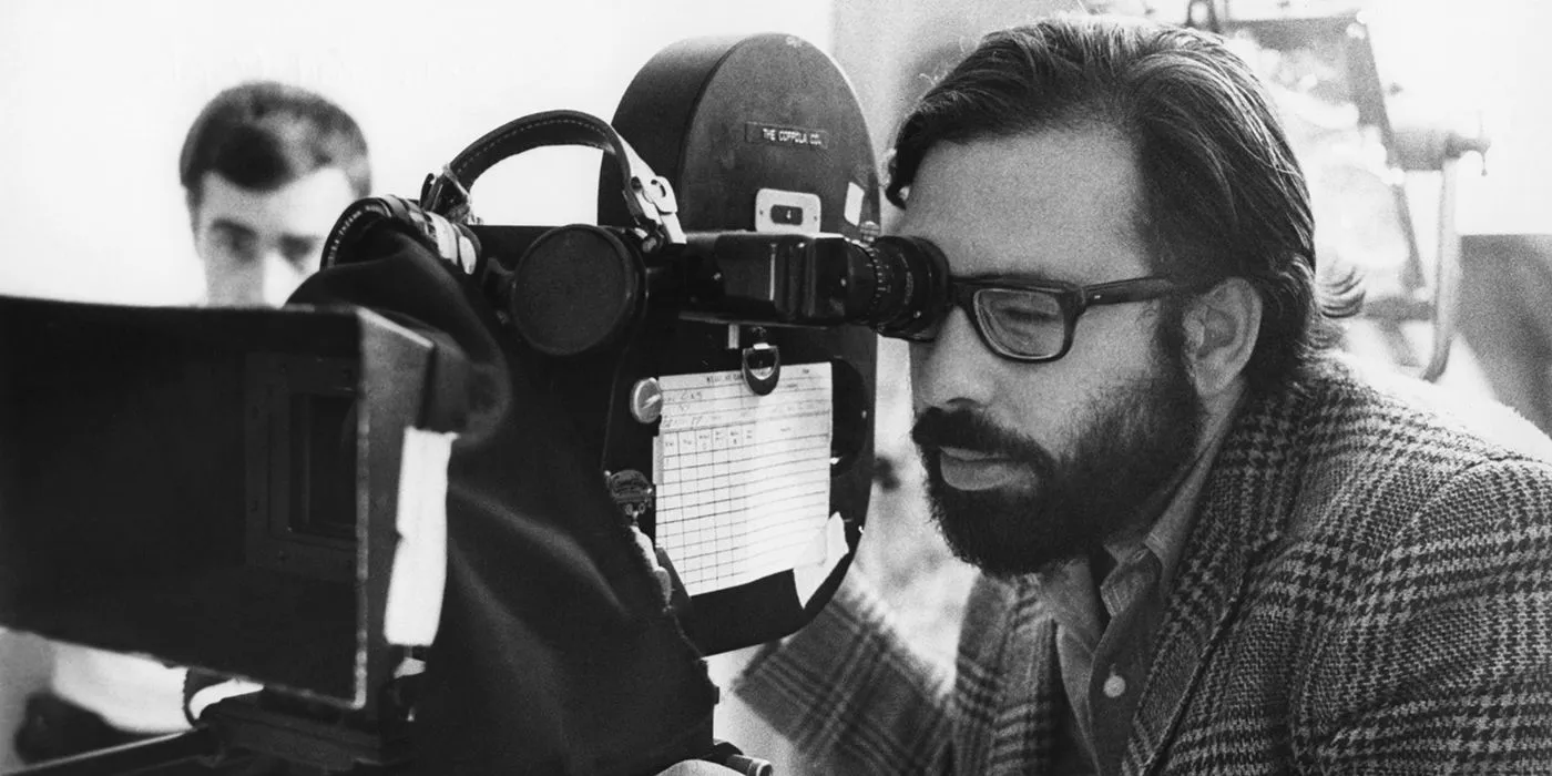 Francis Ford Coppola blickt in eine Kamera