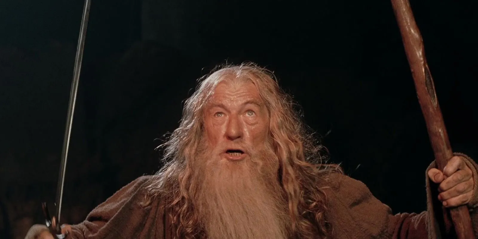 Ian McKellen interpreta Gandalf mentre affronta il Balrog nel Signore degli Anelli.