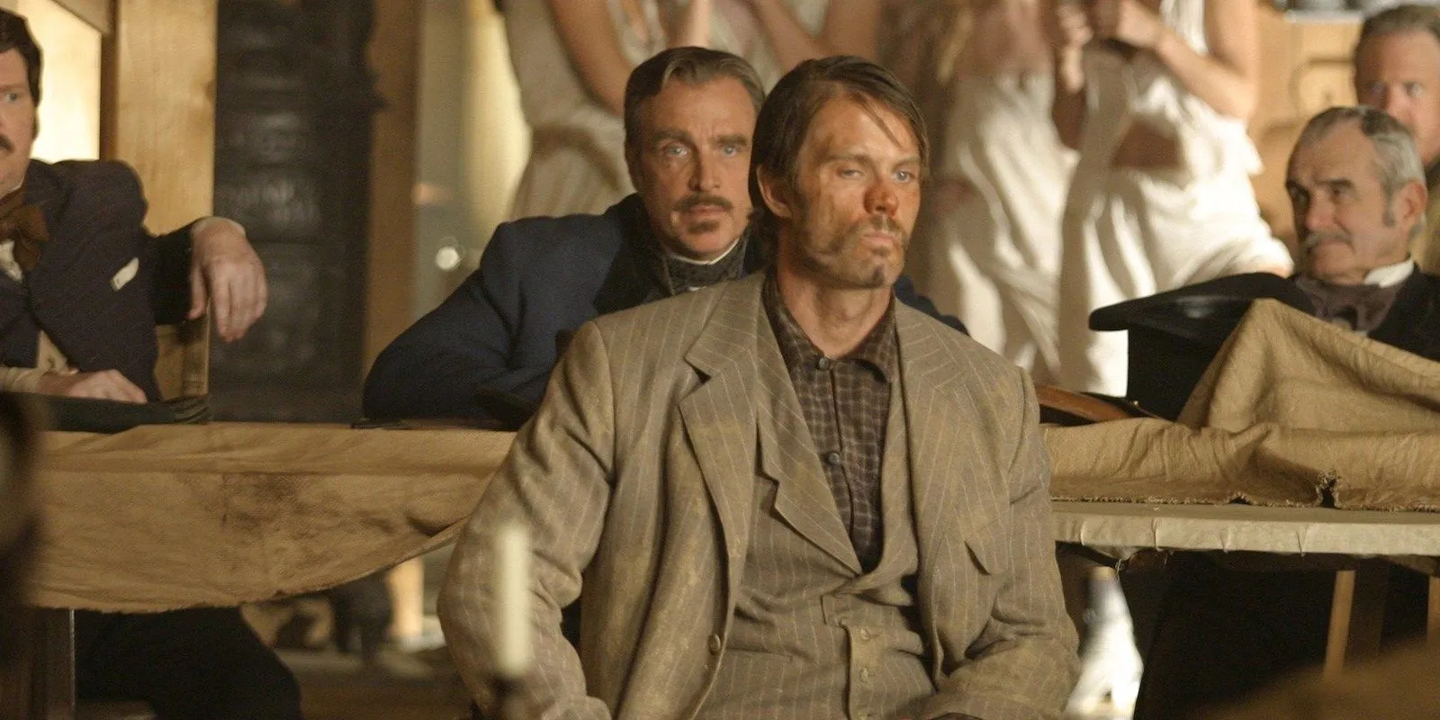 Garrett Dillahunt nei panni di Jack McCall siede al suo processo a Deadwood