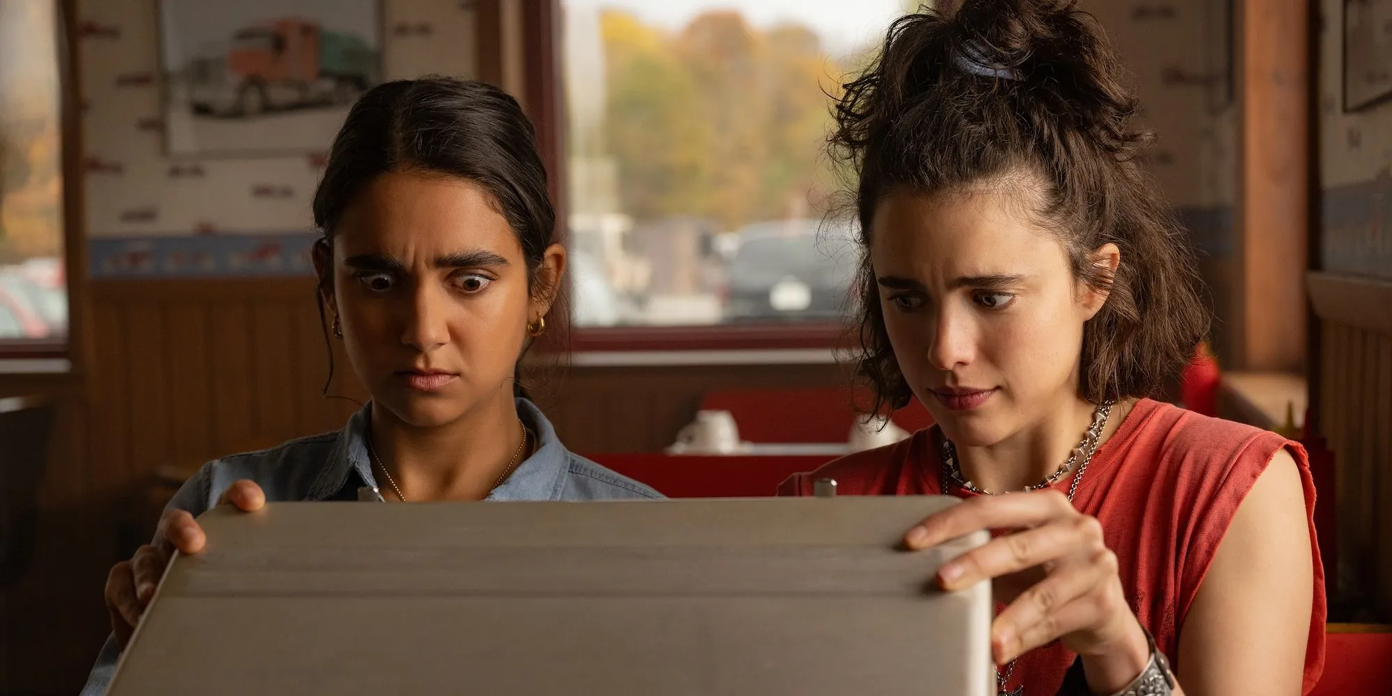 Geraldine Viswanathan en Drive-Away Dolls con Margaret Qualley