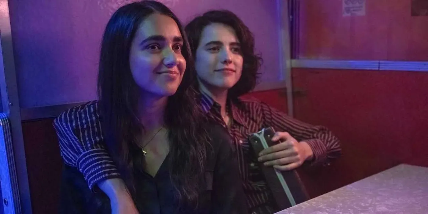 Geraldine Viswanathan y Margaret Qualley en Drive-Away Dolls