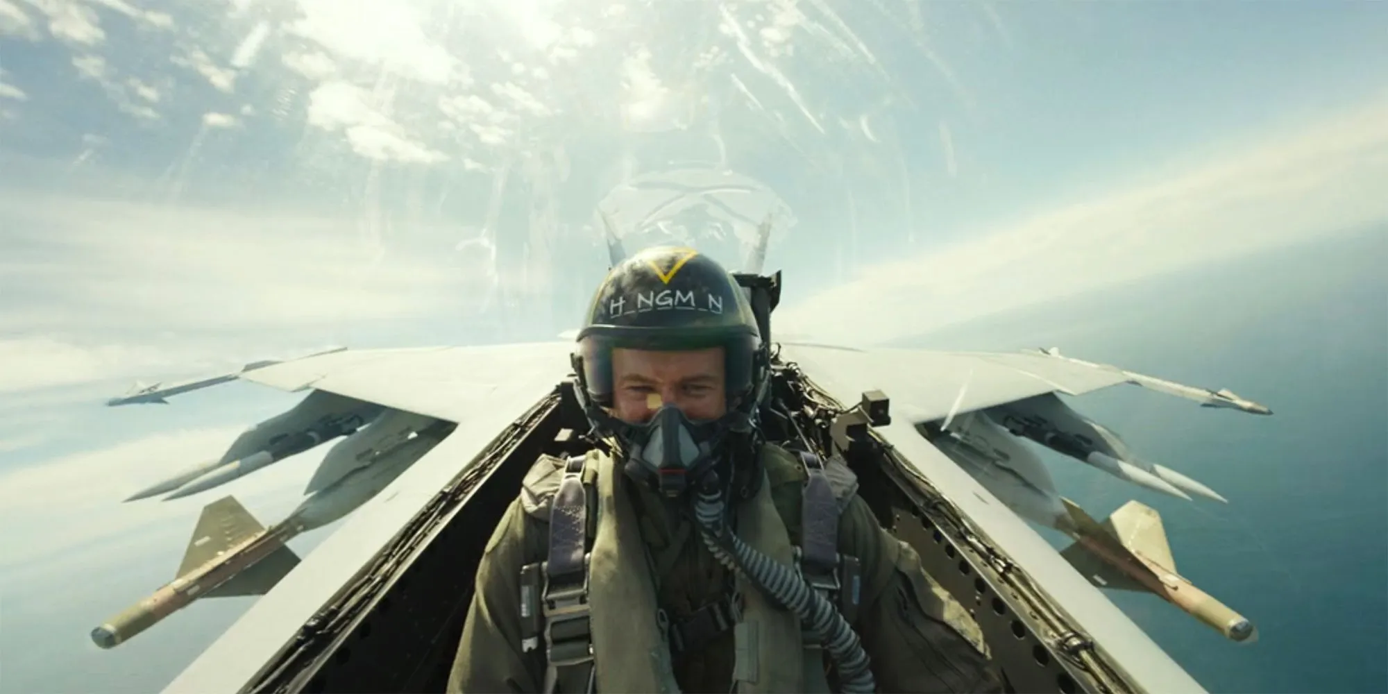 Glen Powell dans le rôle du bourreau dans un F-18