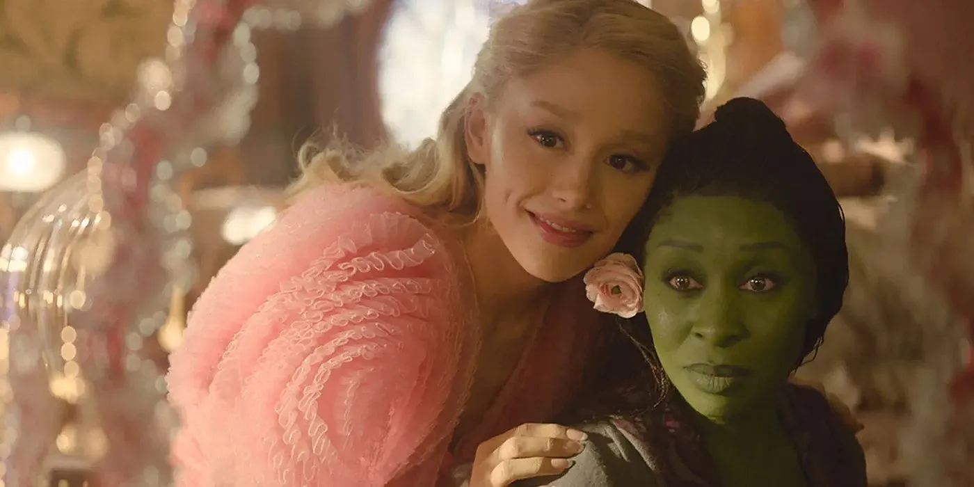 Ariana Grande dans le rôle de Galinda et Cynthia Erivo dans le rôle d'Elphaba se regardant dans le miroir pendant la séquence populaire dans Wicked