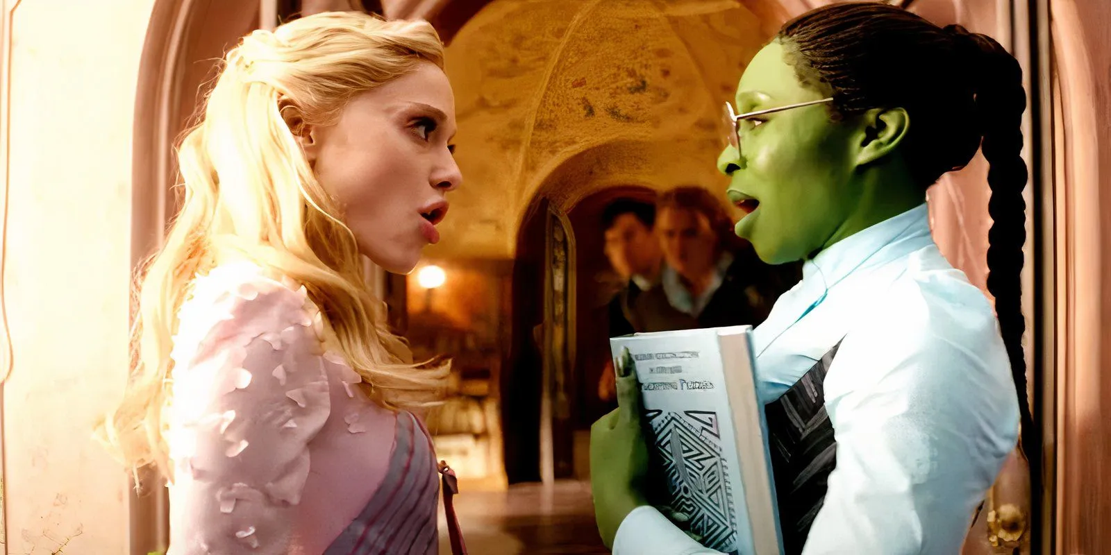 Glinda et Elphaba se regardent intensément