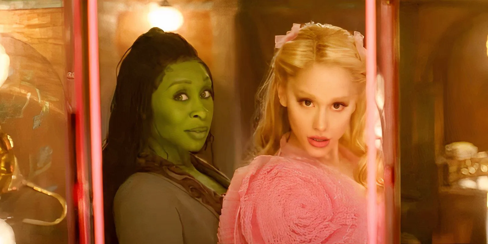 Glinda et Elphaba se regardent dans le miroir