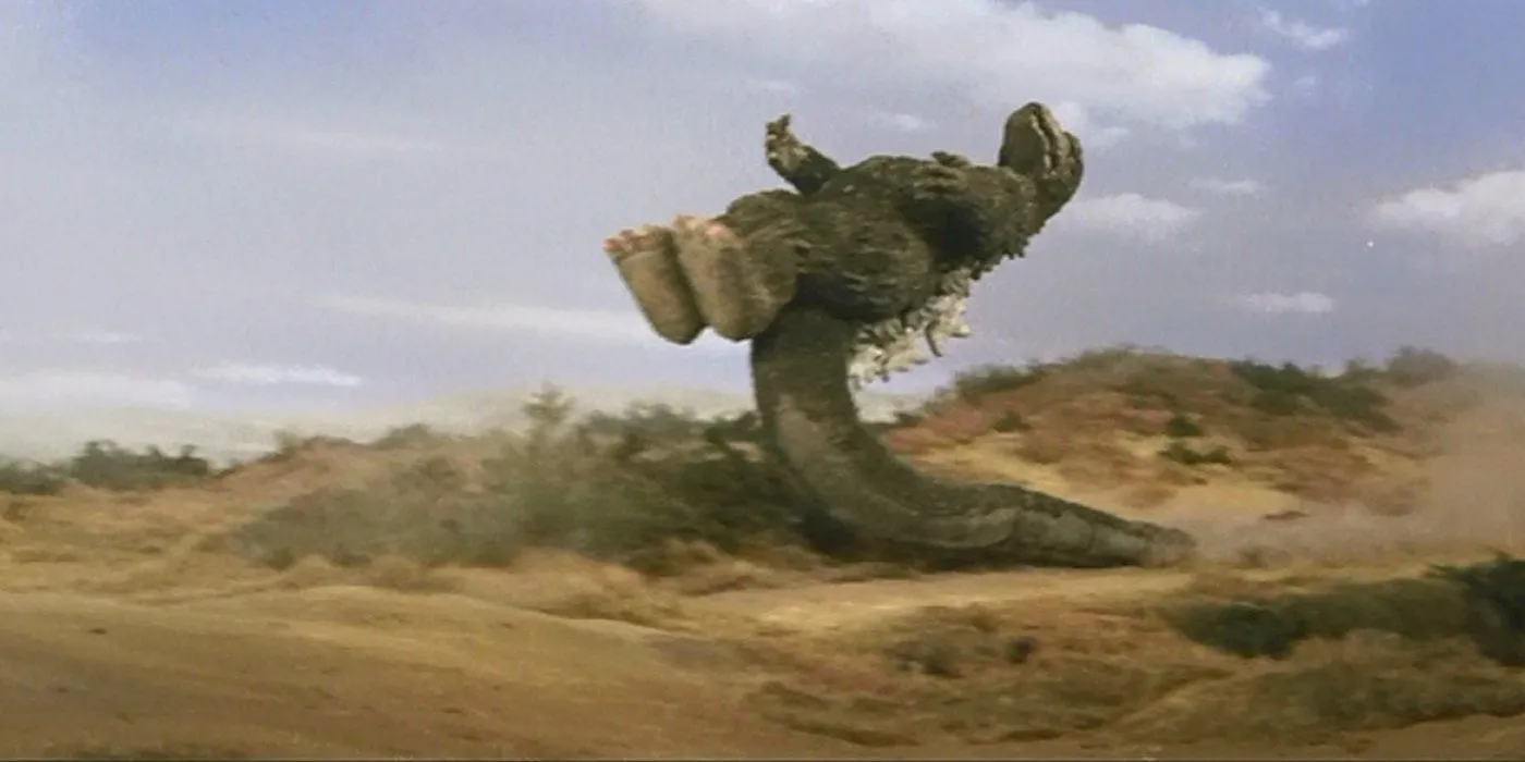 Godzilla che colpisce Megalon con un calcio