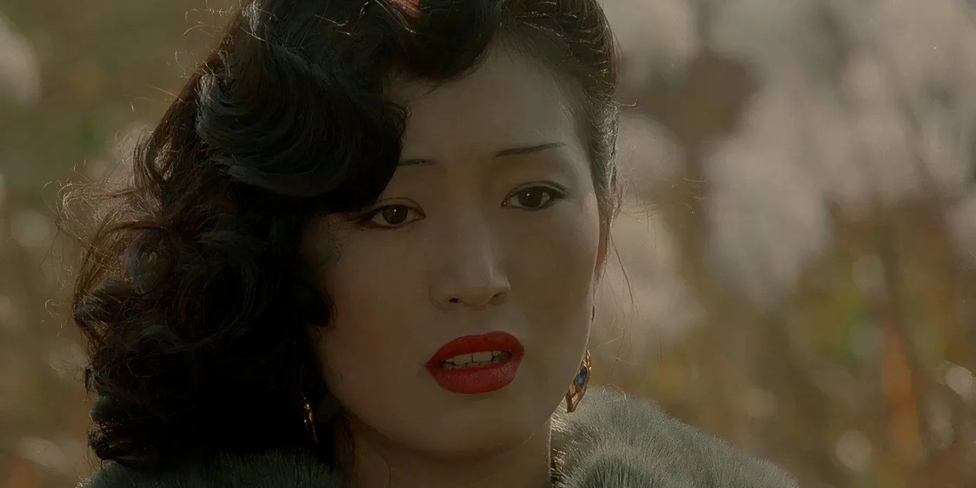 Gong Li con lápiz labial rojo brillante en Shanghai Triad