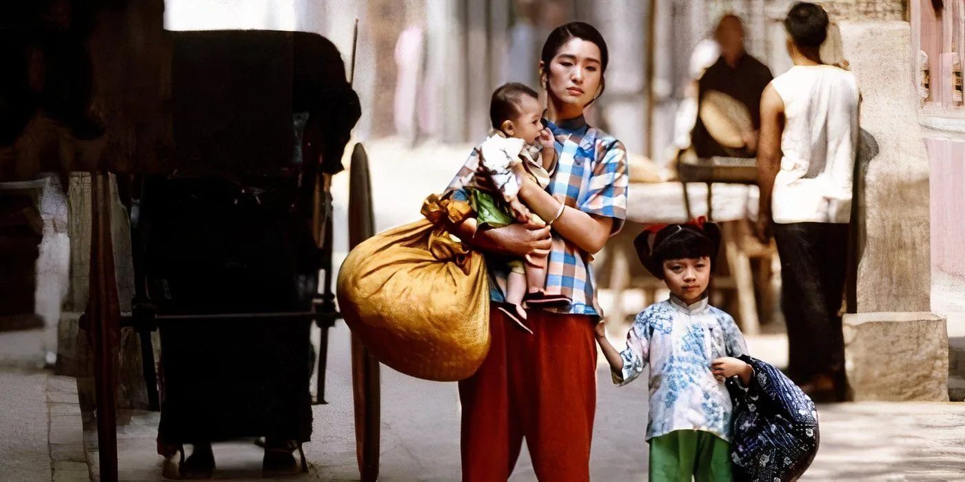 Gong Li con sus hijos en To Live