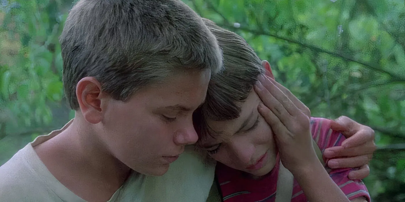 Gordie (Wil Wheaton) de Cuenta conmigo llora en los brazos de Chris (River Phoenix)