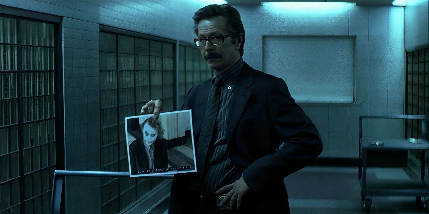 Gordon mostrando a foto do Coringa em Batman - O Cavaleiro das Trevas