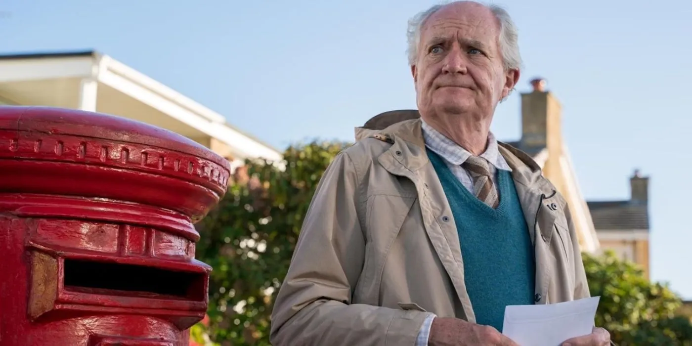 Harold Fry (Jim Broadbent) appare infelice e tiene in mano una lettera nell'Improbabile pellegrinaggio di Harold Fry.