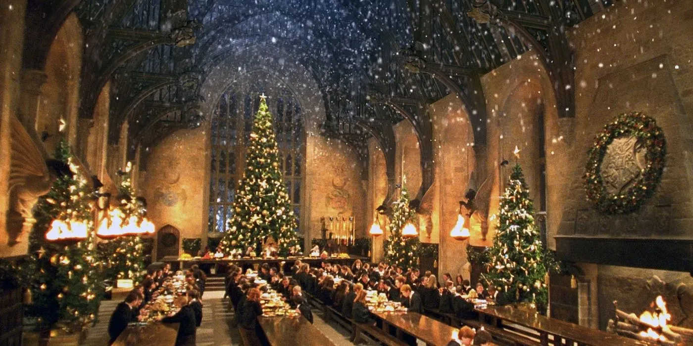 La neve cade dal soffitto della Sala Grande di Hogwarts mentre gli studenti si godono un banchetto festoso.