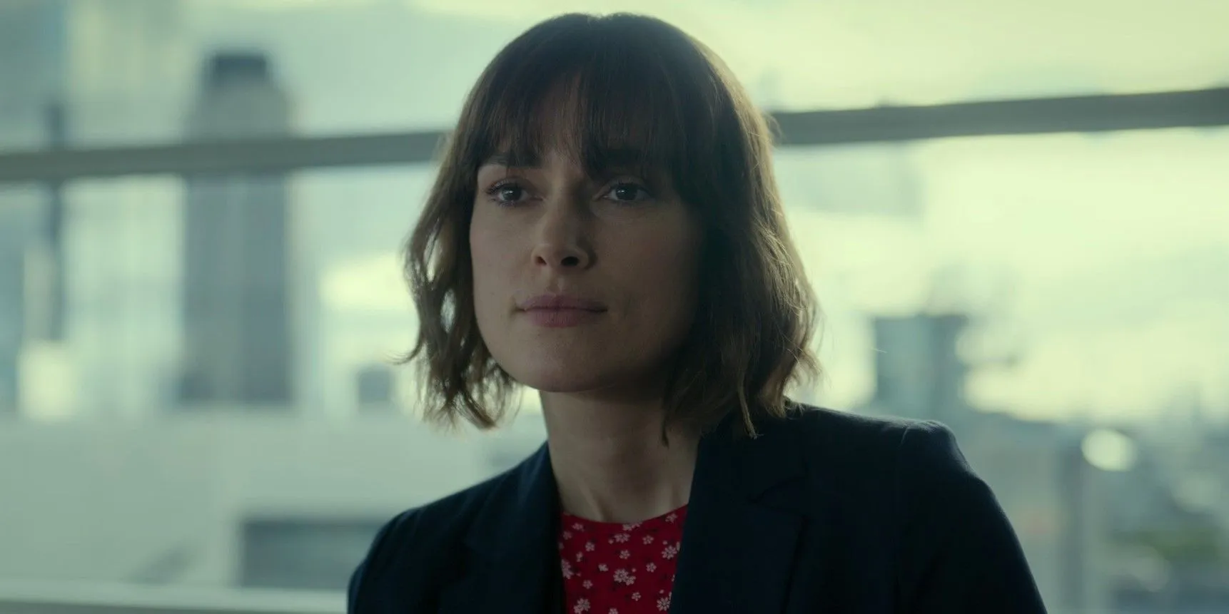 Helen Webb (Keira Knightley) como Daisy años antes en Black Doves