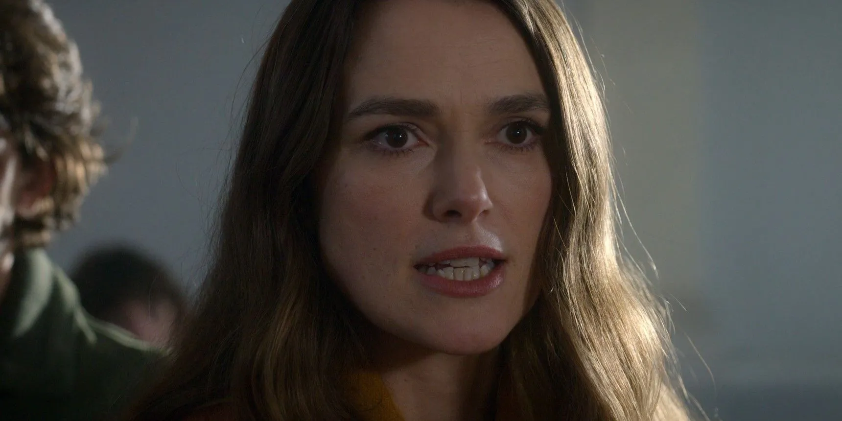 Helen Webb (Keira Knightley) se ve enojada en el final de la temporada 1 de Black Doves