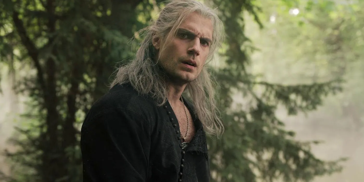 Henry Cavill dans le rôle de Geralt dans The Witcher debout dans une forêt