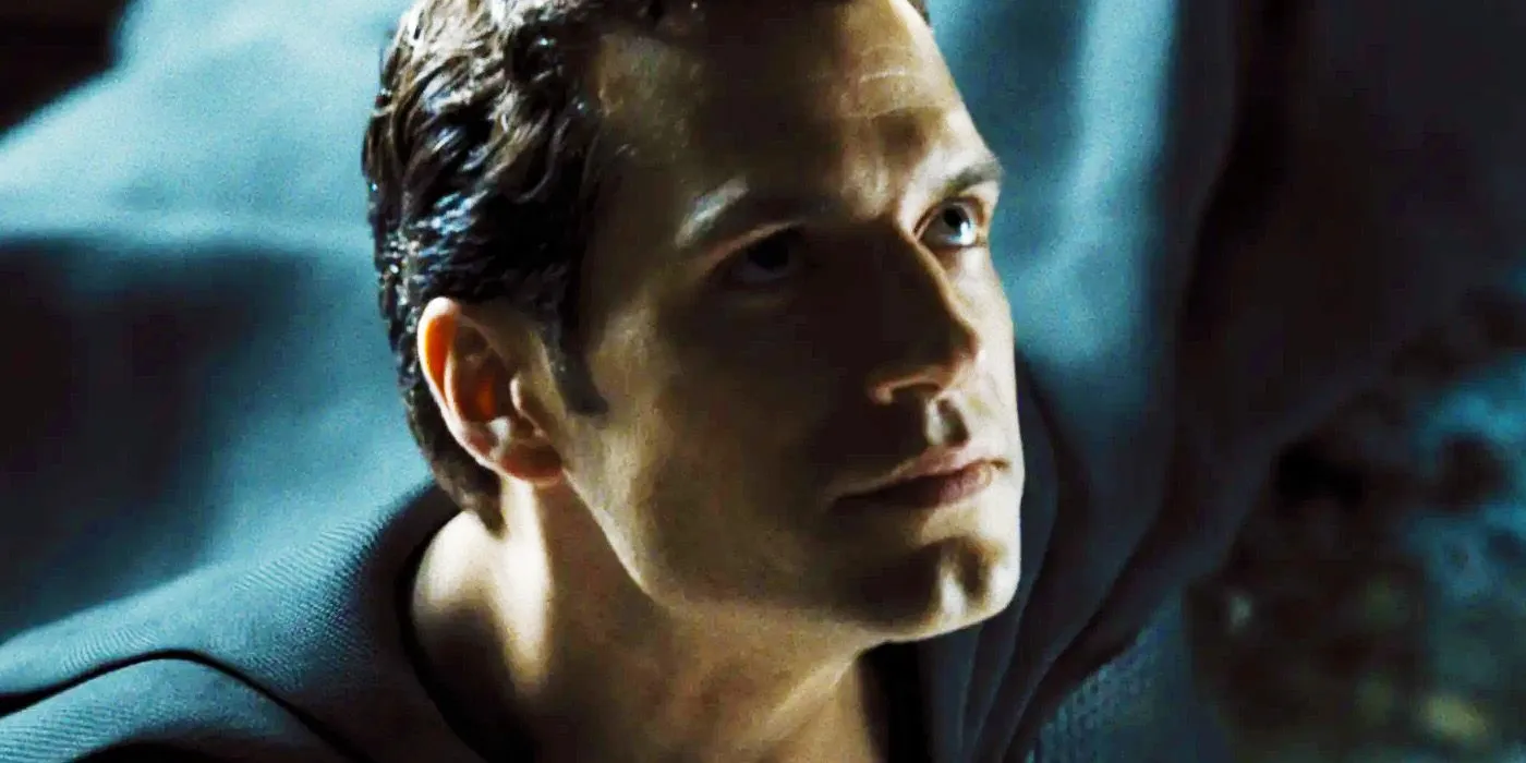 Superman d'Henry Cavill en costume noir regardant vers le haut