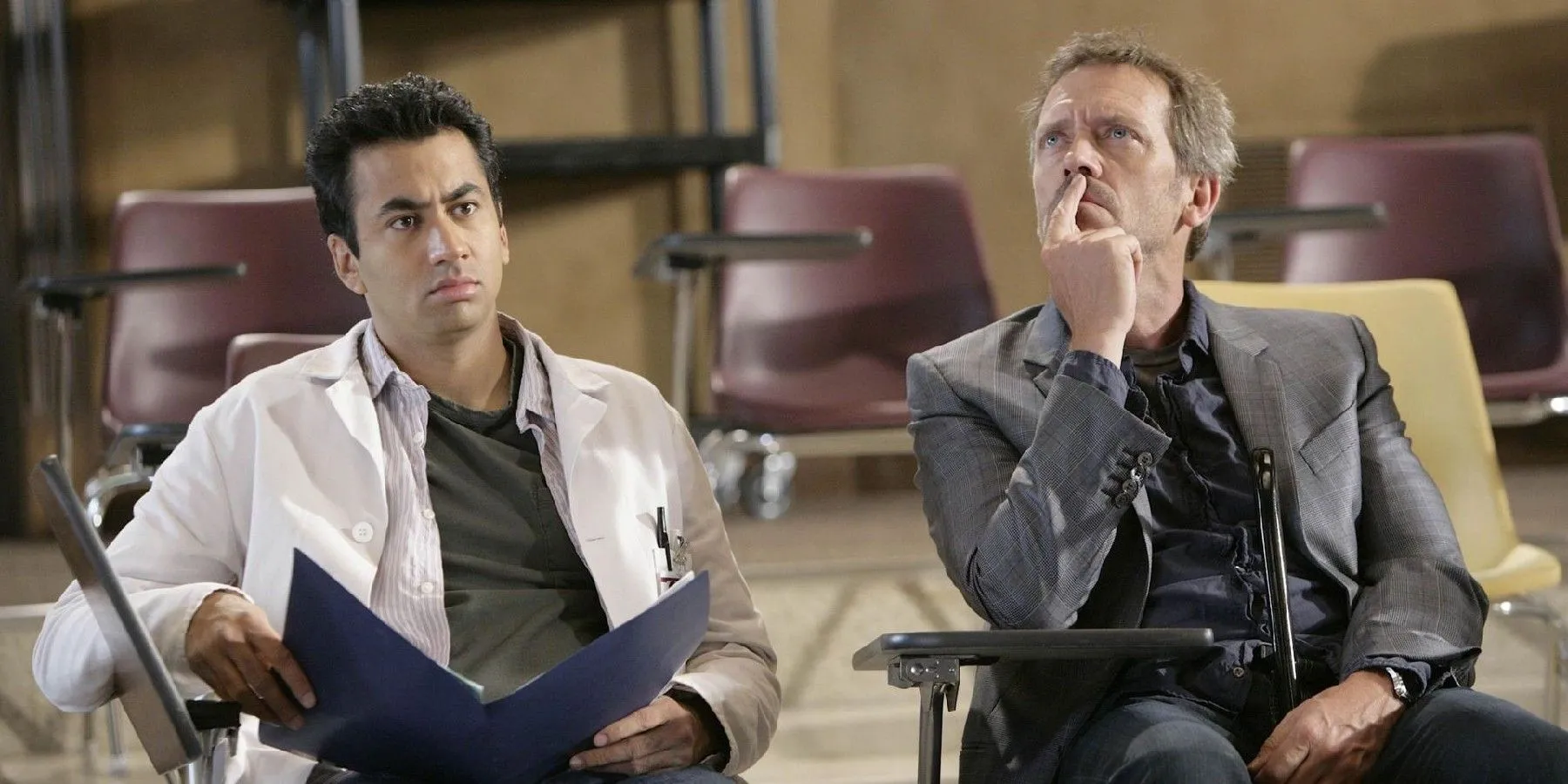 House (Hugh Laurie) et Kutner (Kal Penn) assis ensemble, l'air confus dans House MD