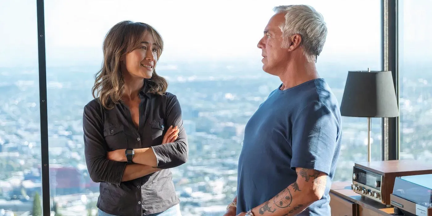 Renee Ballard (Maggie Q) et Harry Bosch (Titus Welliver) discutent près d'une fenêtre dans Bosch : Legacy saison 3