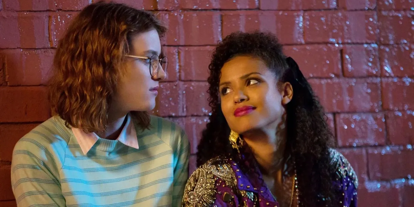 Mackenzie Davis als Yorkie und Gugu Mbatha Raw als Kelly, die sich in San Junipero: Black Mirror anschauen