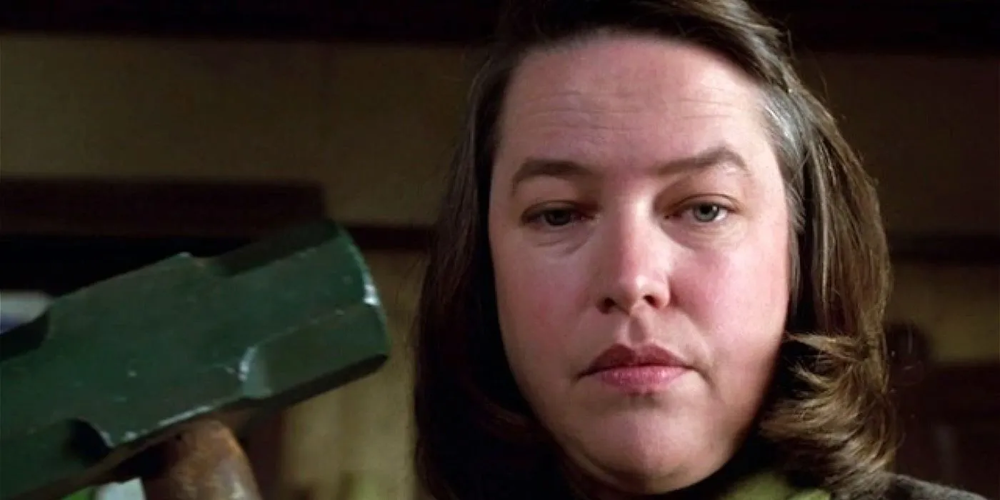 Kathy Bates como Annie con un mazo en la película Misery.