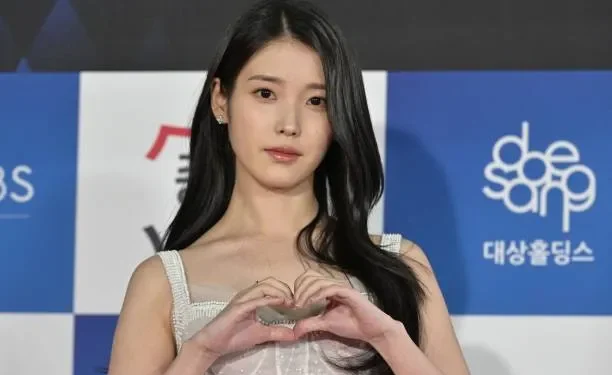 IU, 400만 달러에 달하는 관대한 자선 기부로 칭찬 받다