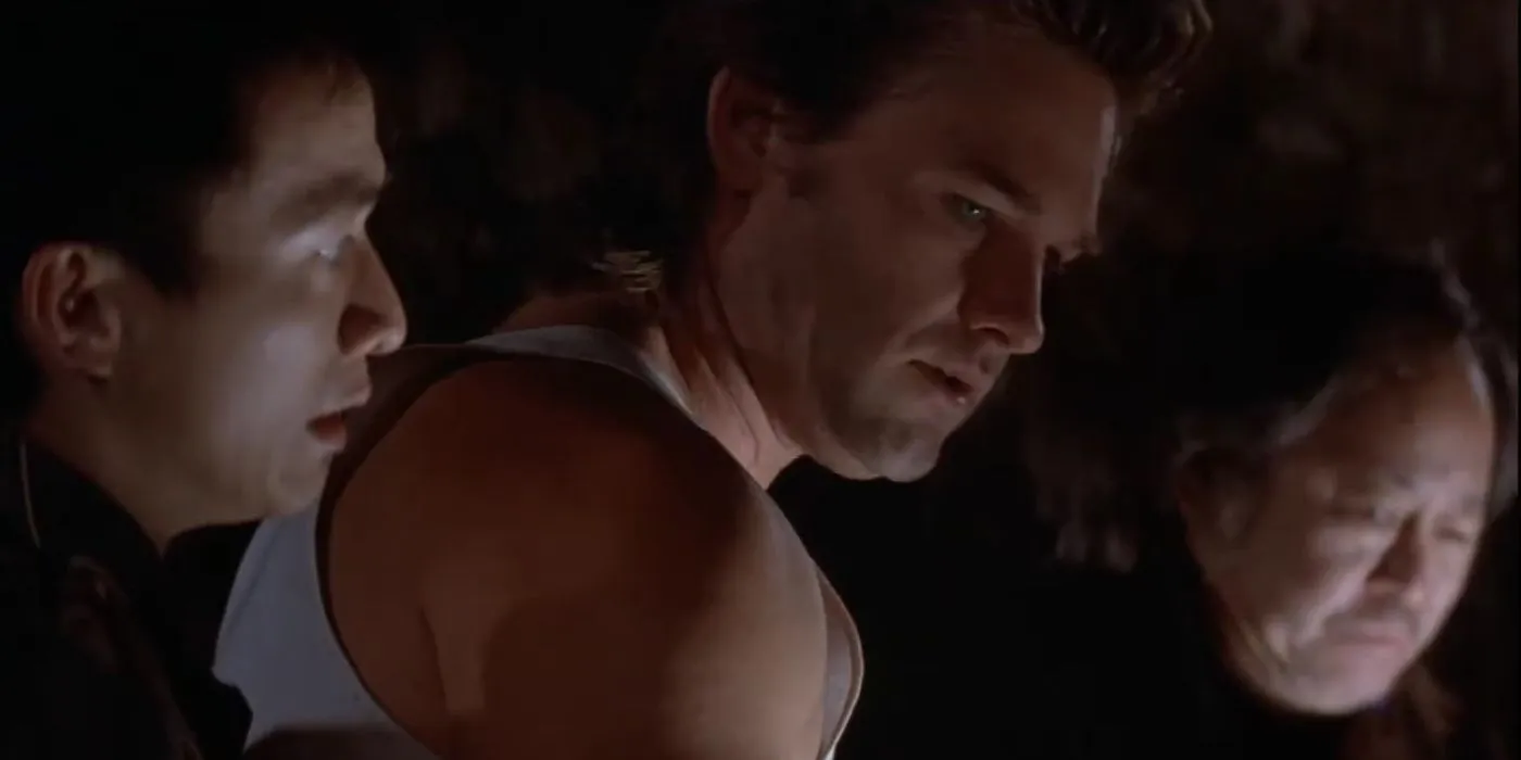 Jack Burton (Kurt Russell) e Wang Chi (Dennis Dunn) olhando para algo no esgoto em Big Trouble in Little China.