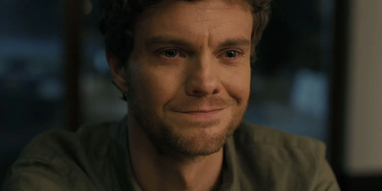 Jack Quaid lächelt in Companion