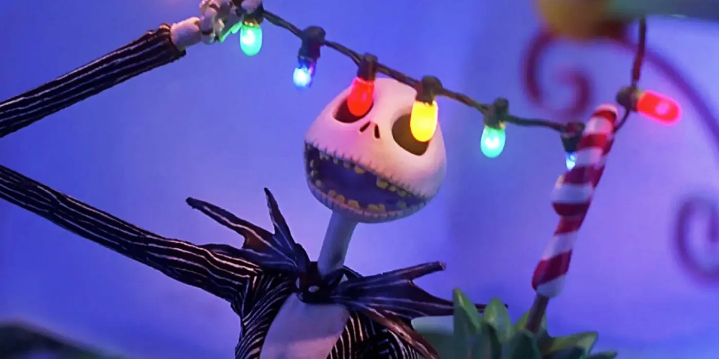 Jack Skellington sosteniendo luces navideñas