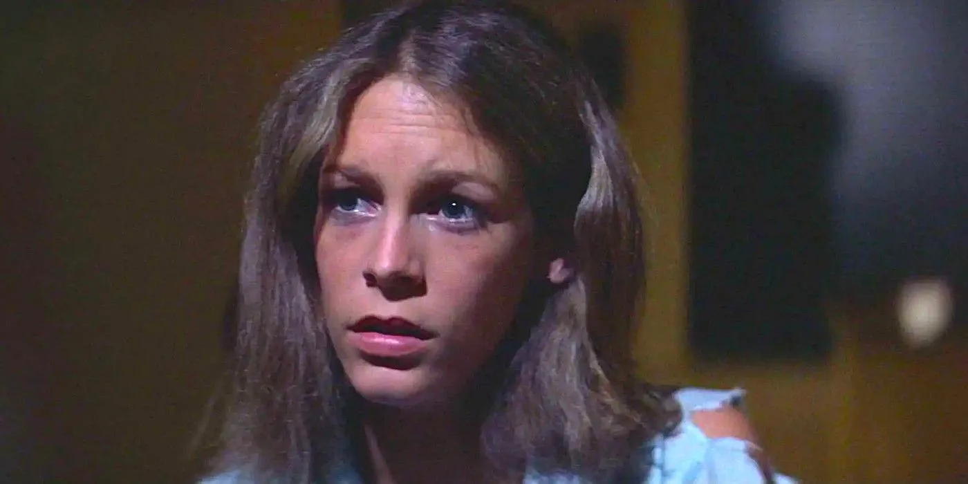 Jamie Lee Curtis parece assustada como Laurie Strode em Halloween