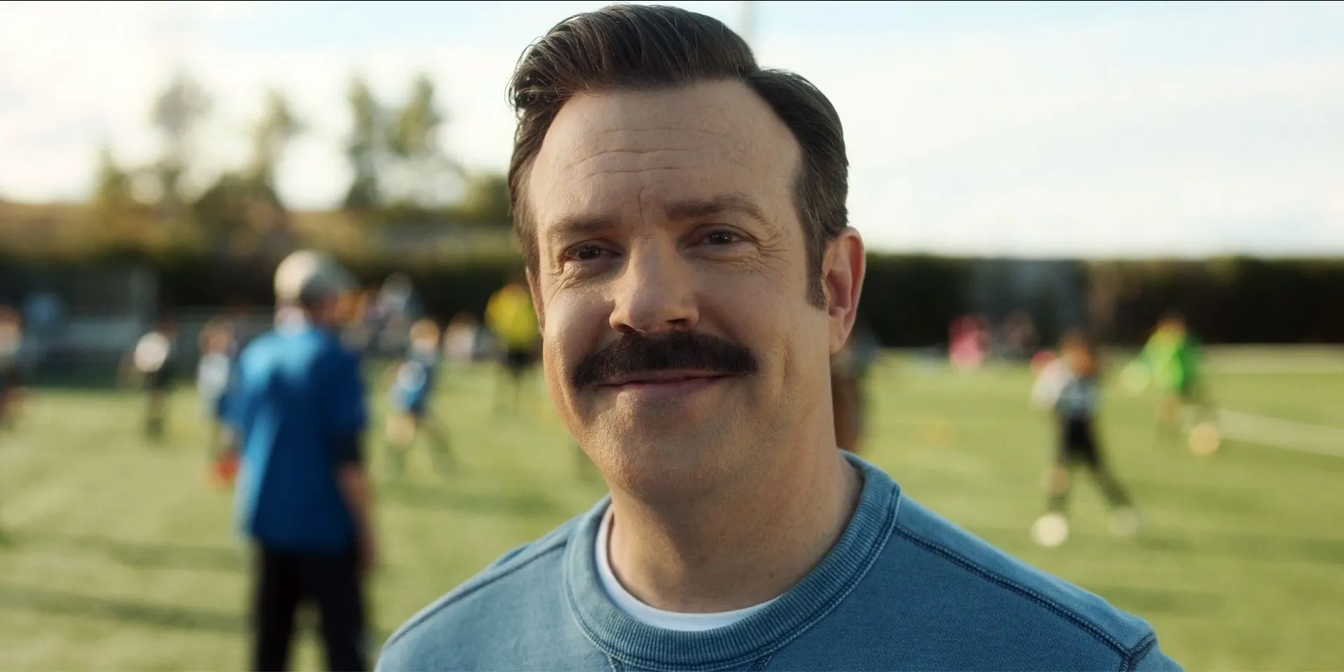 Jason Sudeikis nel ruolo di Ted Lasso