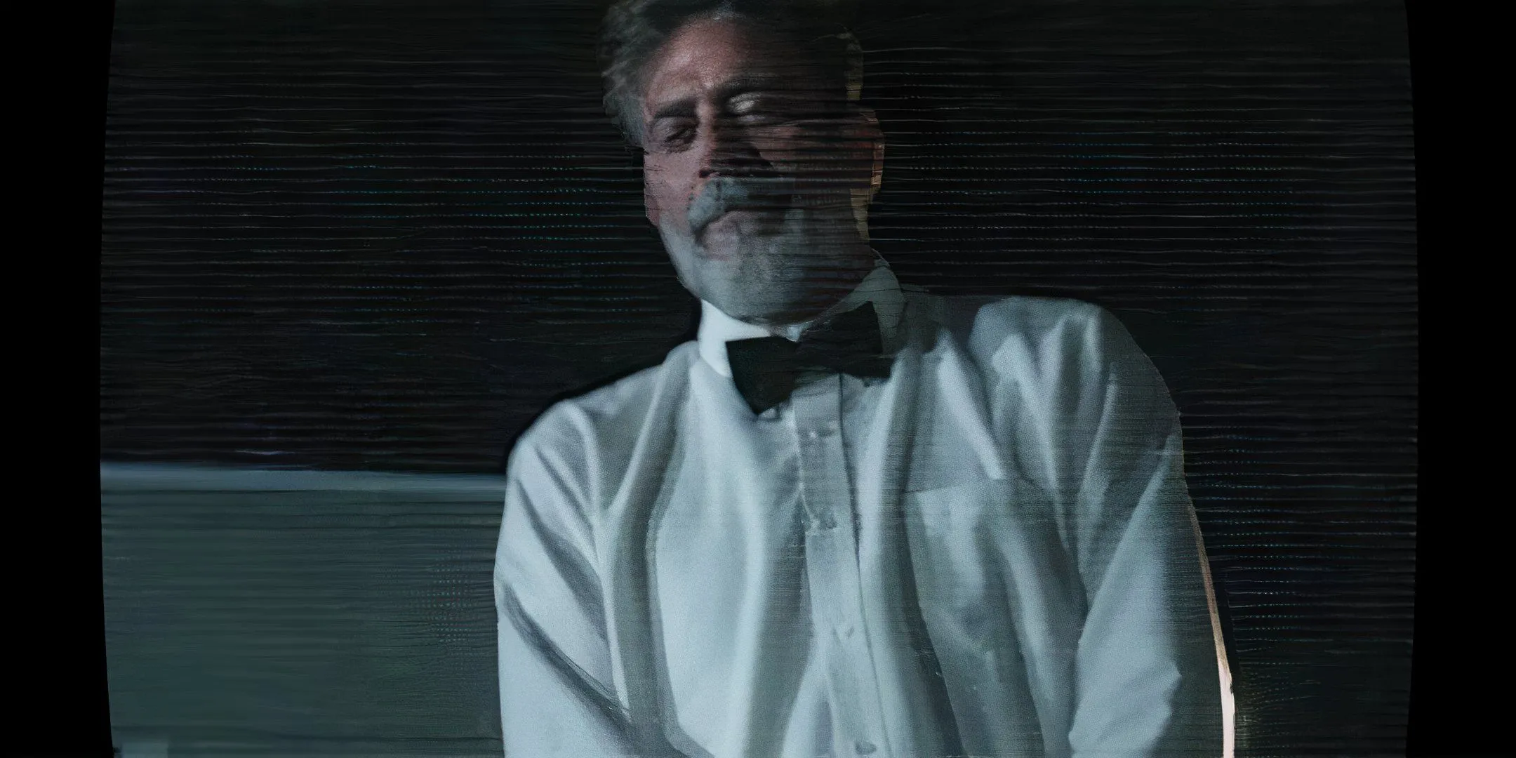 Jeffrey Dean Morgan dans le rôle de Butch Slater traquant quelqu'un à la télévision dans Bloody Axe Wound